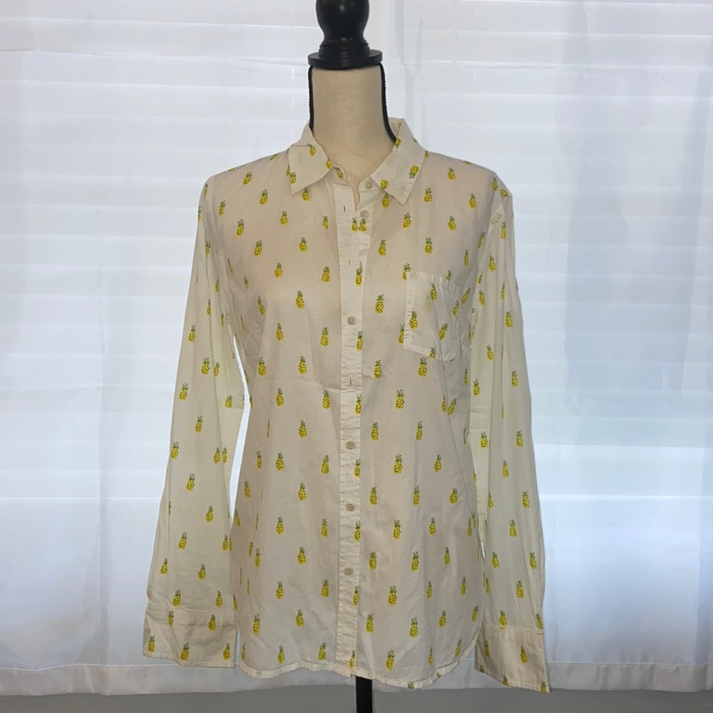 Like new! Merona long-sleeve pineapple blouse! Size large…this is super cute! 🤩